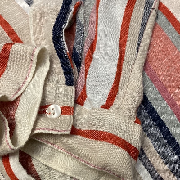 Two pockets in the front button up 100% Rayon shirt - Picture 6 of 8